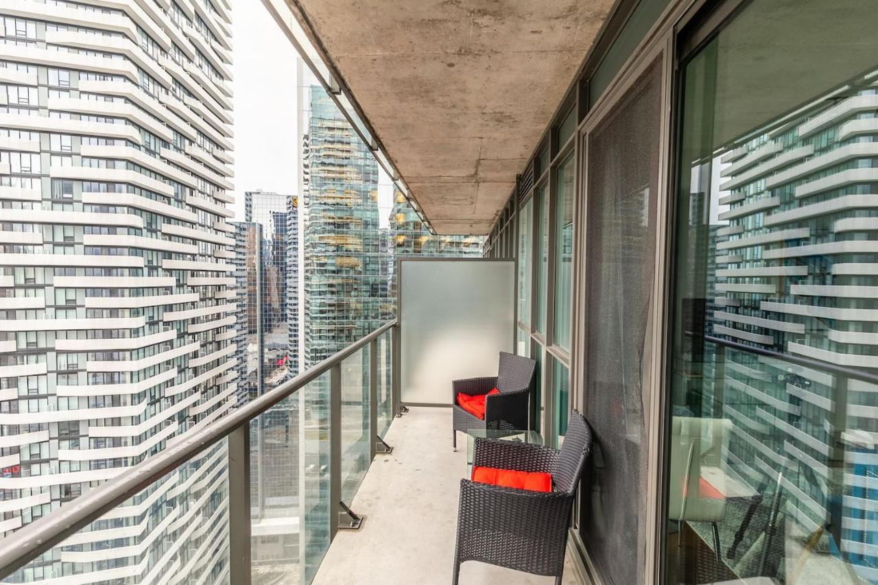 Gorgeous 1Br W/Parking Across The Scotiabank Arena Apartment Toronto Exterior photo