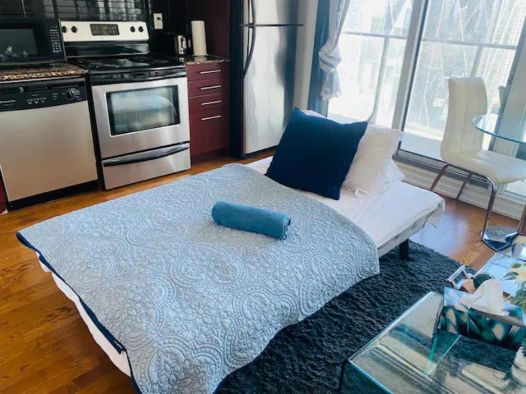 Gorgeous 1Br W/Parking Across The Scotiabank Arena Apartment Toronto Exterior photo