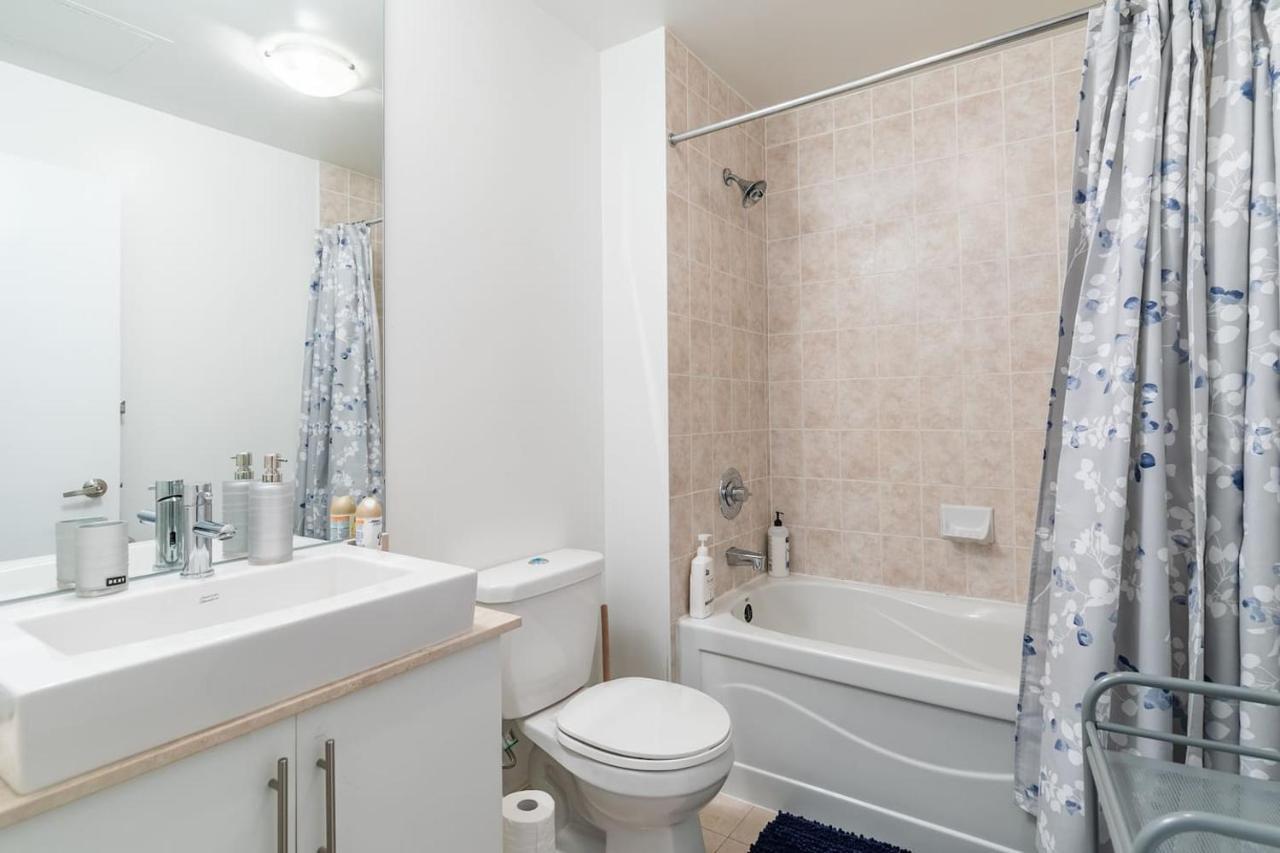 Gorgeous 1Br W/Parking Across The Scotiabank Arena Apartment Toronto Exterior photo