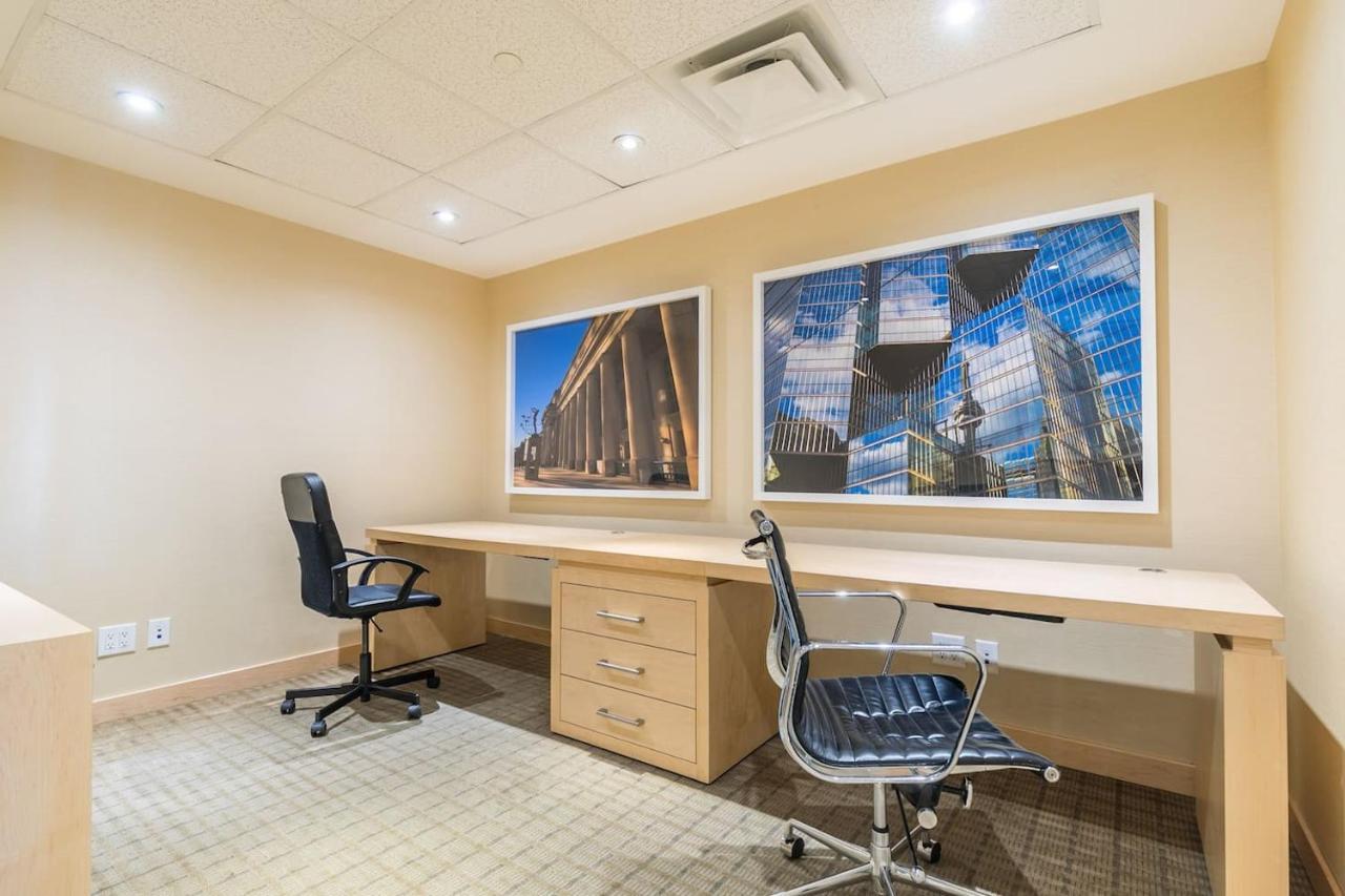 Gorgeous 1Br W/Parking Across The Scotiabank Arena Apartment Toronto Exterior photo